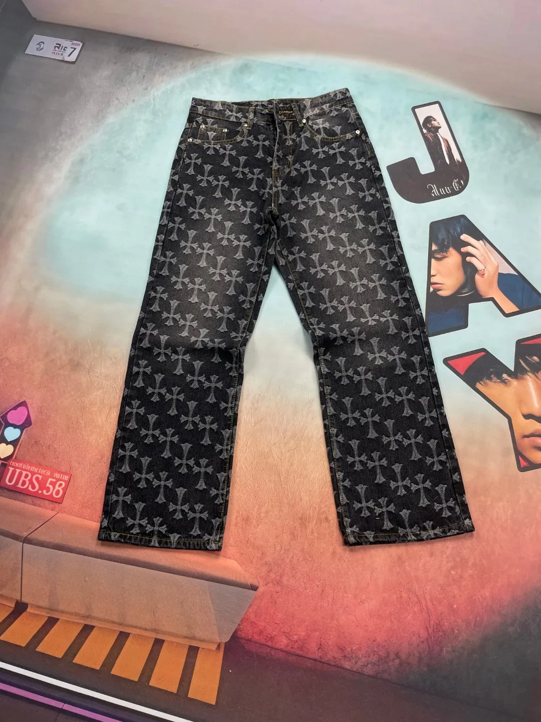 🅿️250 🔘Style No.-KL315 🔘Cro Heart𝐂𝐡𝐫𝐨𝐦𝐞 𝐇𝐞𝐚𝐫𝐭 CH All-over Printed Jacquard Bootcut Jeans* This new 2024 autumn cross-printed jeans continues the unique style of Croix Heart. The iconic cross is printed all over the design, which is eye-catching and unique, highlighting the brand's genes. Made of 100% denim cotton fabric with heavy thread count, it is stiff and stylish, maintaining a tough appearance while being soft and skin-friendly, breathable and comfortable, suitable for daily wear. The silver buckle design on the lapel adds a refined texture, and the custom hardware details are exquisite to enhance the overall style. The dark yellow cross logo is all over the body of the pants, which is generous and individual without being too exaggerated. Designed in the same style for couples, both men and women can easily wear it. Complete with three standards, it is different from the ordinary version, and the quality is guaranteed. Whether it is paired with a simple T-shirt to create a casual style, or combined with a personalized top to show a trendy feel, it can be perfectly adapted.  Size: S M L XL XXL (28.30.32.34.36) Color: Black